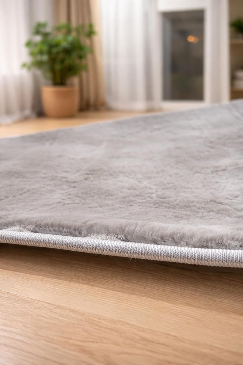 Elevate your living space with the striking beauty of our Rose Red Fur Carpet. Designed with a high-density pile that mimics the touch of genuine fur, this rug brings a sophisticated "glam" factor to any room.